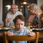 Comment la phobie alimentaire à 8 ans transforme les repas familiaux en théâtre